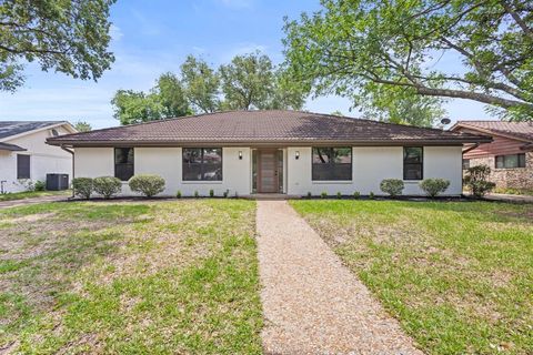 Photo of 442 Hanover Lane, Irving, TX 75062 (MLS # 21286141)