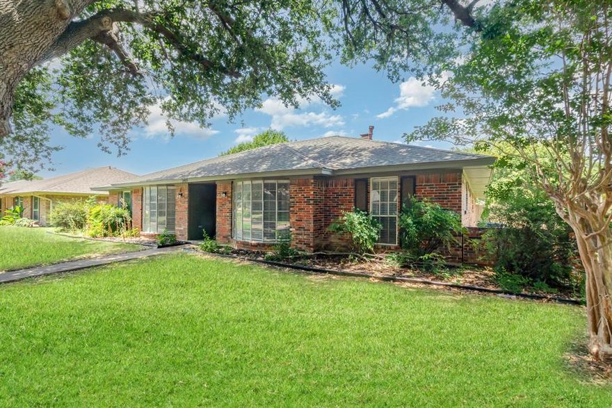 Beutifuly upgraded ranch-style Plano home! Walk in over stunning wide-plank hardwood floors through front sitting room and dining areas with large, curved windows. Enter the massive living room complete with vaulted ceilings and stone fireplace. Entertain in the fully-updated kitchen with white cabinetry, gray granite and adjacent breakfast nook. Secluded master bedroom features a fully-updated master bath. Jack-and-Jill bathroom connects two large bedrooms plus additional guest room!