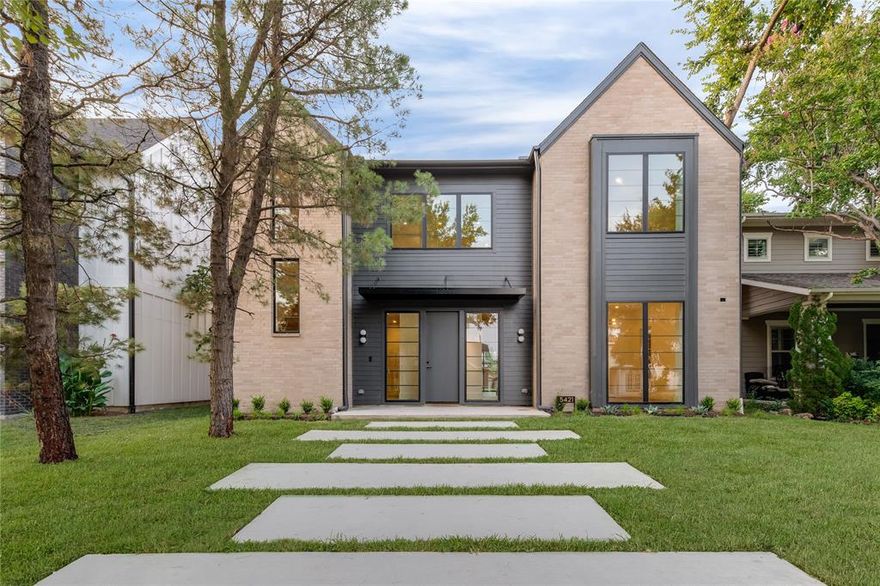 Striking and unique transitional custom home by D best builder Haynsworth Custom Homes. Located in a vibrant neighborhood walking distance to the restaurants and nightlife of Lower Greenville and Henderson.  This home boasts four bedrooms, three full bathrooms, a stunning open floorplan kitchen, dining and living space, and a huge rear patio.  Distinctive design details are found throughout, and the thoughtful floor plan of this home has an amazing flow that is incredible for entertaining.