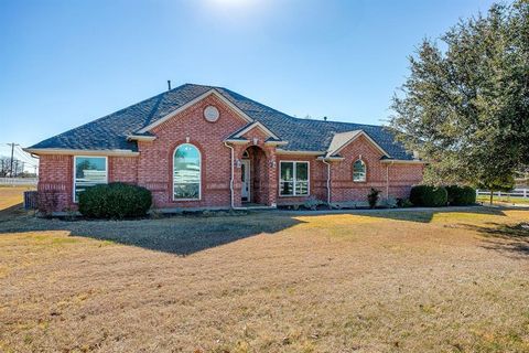 Photo of 801 Creek Hollow Lane, Fort Worth, TX 76131 (MLS # 21243234)
