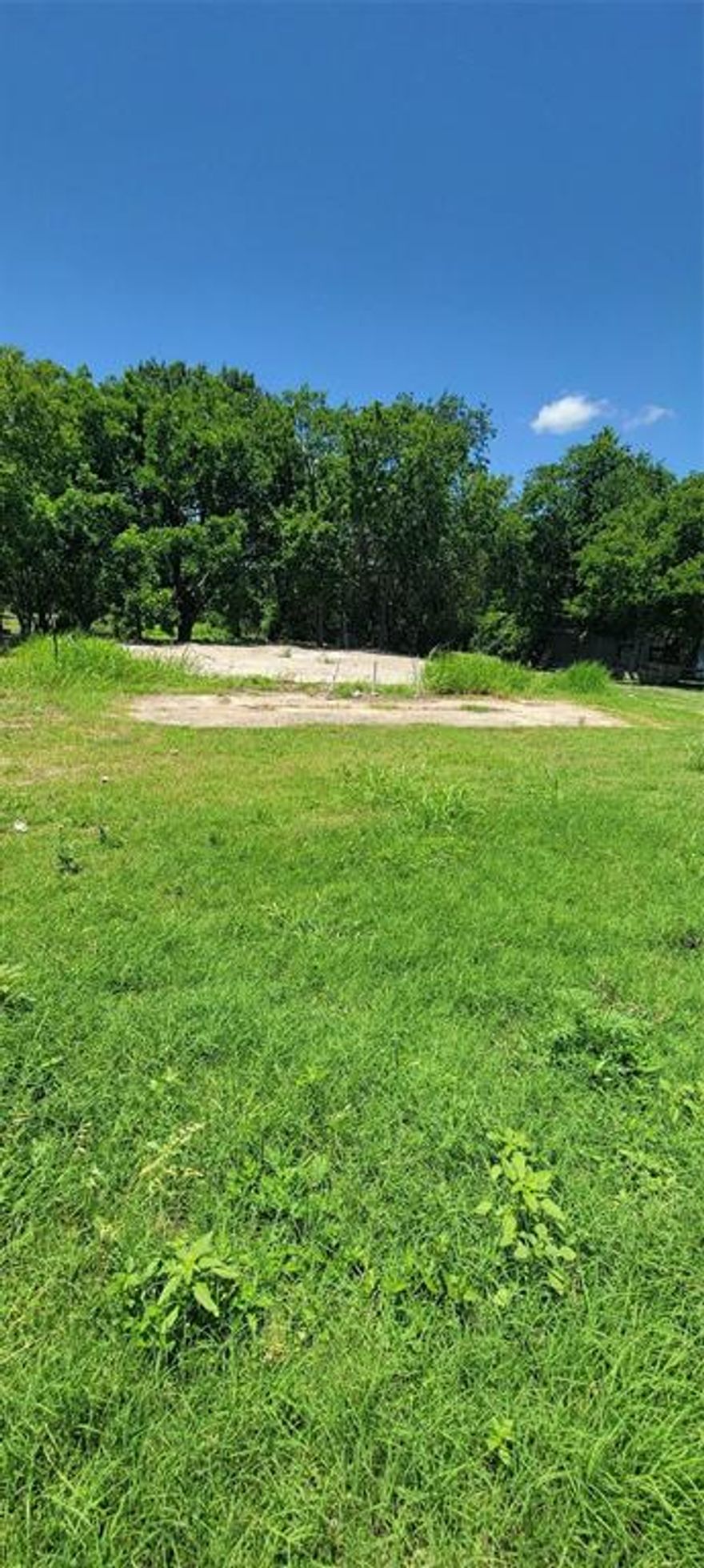 ***MOTIVATED SELLER*** SELLER OPEN TO CONCESSIONS  with acceptable offer. Unlock the potential of your dreams with this expansive over-acre parcel of vacant land located in the vibrant heart of Waxahachie! This prime piece of real estate offers endless possibilities—whether you're looking to build your dream home, invest in a lucrative development project, or create an oasis of your own. With its generous size, you'll have ample space for landscaping, outdoor entertainment, and more. The property's strategic location ensures convenient access to local amenities, schools, and parks, making it an ideal spot for families and businesses alike. Don’t miss this incredible opportunity—our seller is eager to make a deal, so bring your vision and your offers! Act now and turn this blank canvas into your personal masterpiece. Your future starts here!