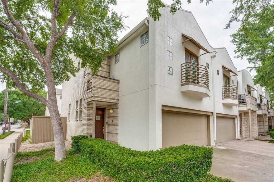 Gorgeous contemporary 2-story townhome. This end unit property benefits from windows on three sides and the open floor plan boasts 10-ft ceilings and includes 1st floor kitchen, dining & living areas that are flooded with light. The large glass doors are perfect for an evening of entertaining or just bringing the outside in. The chef’s kitchen is equipped with stainless appliances, large pantry, extensive cabinetry, and marble countertops. Upstairs, the bedrooms are large and light filled with ensuite baths and closets custom fitted with California-closet systems. The primary bath was designed with exotic black granite surround, separate shower and jetted bath. Secondary bedroom features a small Juliette balcony. Upstairs landing is perfect as an office, work-out space, or secondary den area.The community has a lovely lap pool that is very private. Easy access to the Katy Trail, dining, shopping, and major access roads.