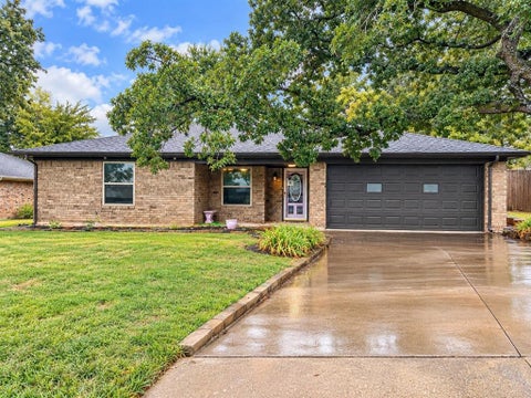 Photo of 612 State Street, Weatherford, TX 76086 (MLS # 21403140)