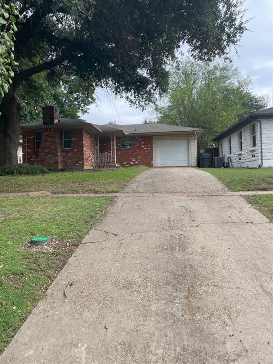 *** MULTIPLE OFFERS HIGHEST AND BEST DUE MONDAY DECEMBER 4th BY 10 AM ***  This adorable home has 3 bedrooms, 1 bathroom with dual sinks, located in the popular Elmwood Addition. It includes a covered patio, wood and tile flooring throughout. The location offers an easy commute to downtown Dallas and is convenient to entertainment areas.