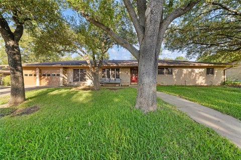 Photo of 311 S College Avenue, Troy, TX 76579 (MLS # 21369181)