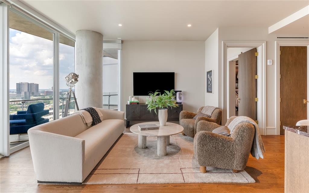 3130 N Harwood 1502