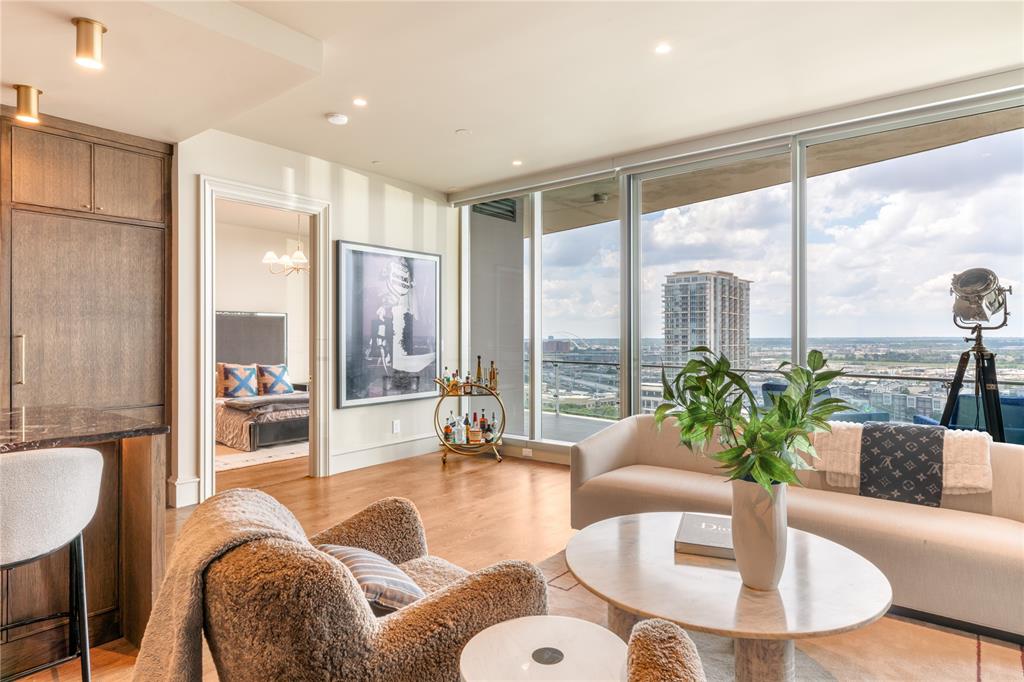 3130 N Harwood 1502