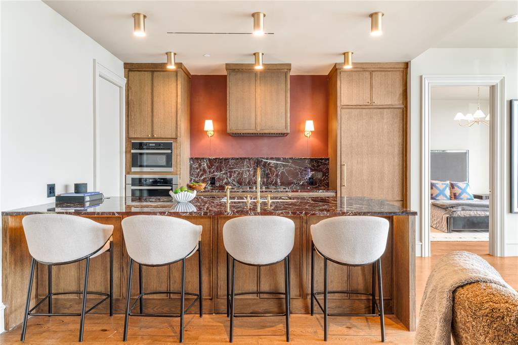 3130 N Harwood 1502