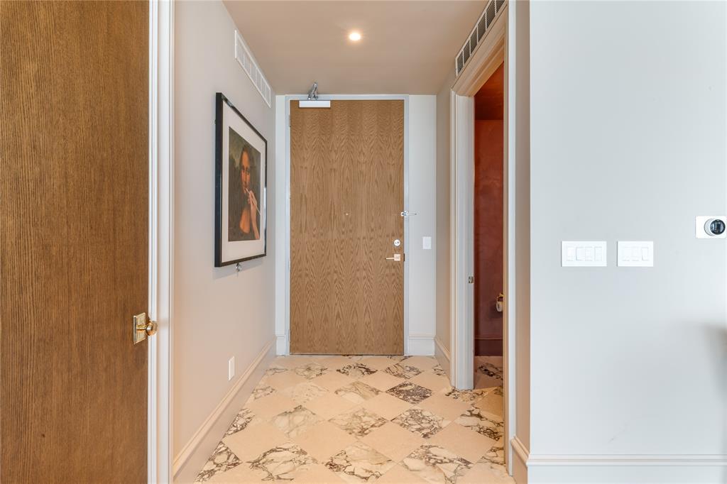 3130 N Harwood 1502