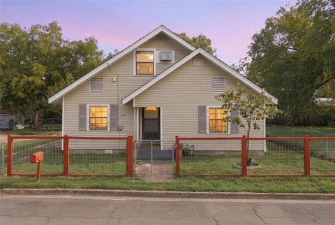 Photo of 1703 Arra Street, Waco, TX 76704 (MLS # 21416987)