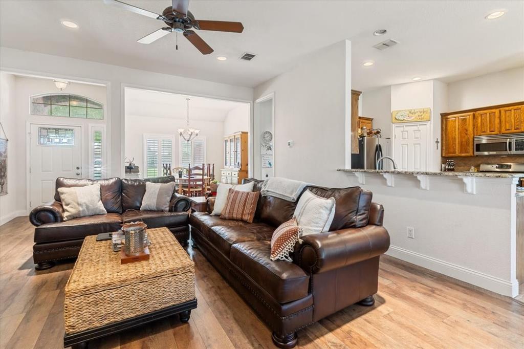 Crowley, Texas 76036, United States, 3 Bedrooms Bedrooms, ,2 BathroomsBathrooms,Residential,Pending,123501