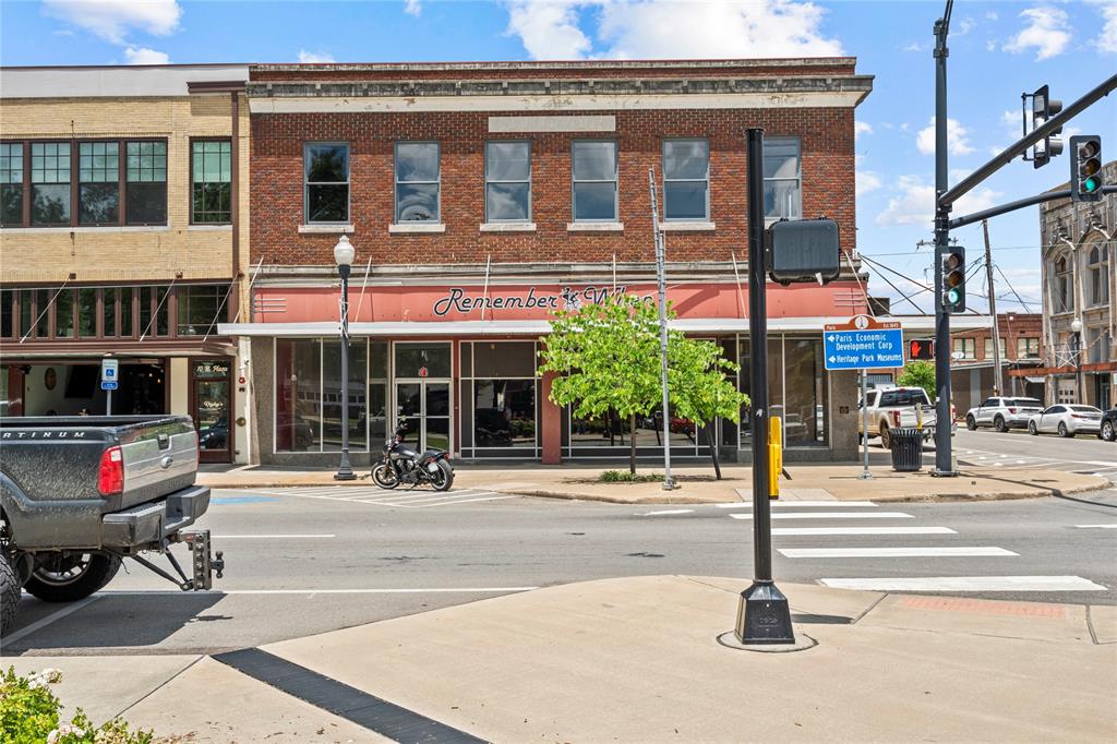 4 N North Plaza