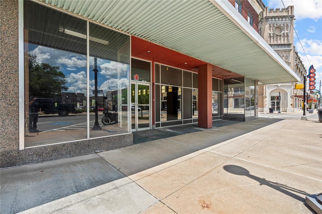 4 N North Plaza
