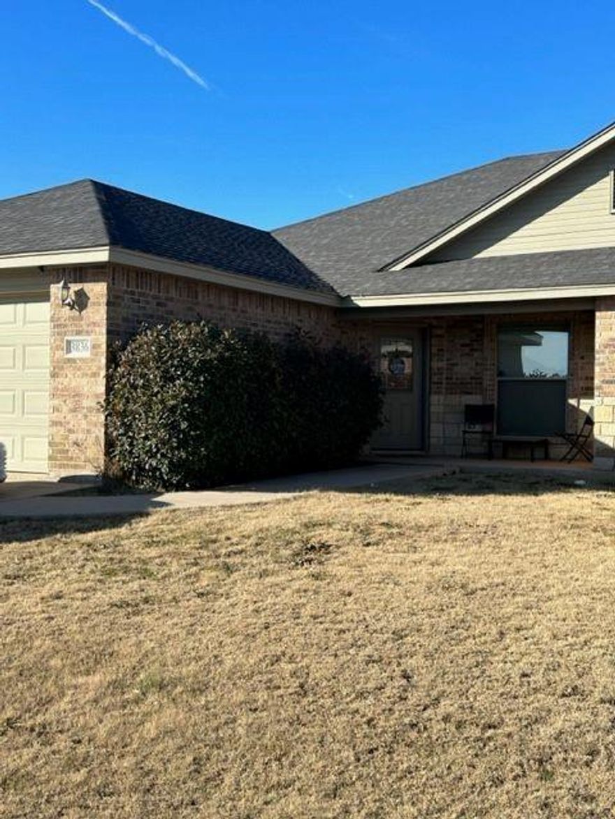 Very cute 3 bedroom and 2 bathroom duplex! Open floor plan with lots of room. Comes with a stove, dishwasher and disposal! This home is a must see! 

Owner must approve all pets

Requires tenant enrollment to the Tenant Benefit Package through Gerard Real Estate. Ask us for details. $39 a month.