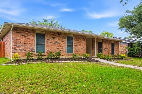Photo of 1811 Addington Drive, Carrollton, TX 75007 (MLS # 21269083)