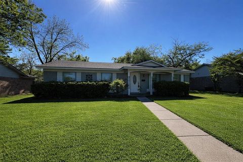 Photo of 805 Brookshire Circle, Garland, TX 75043 (MLS # 21156954)