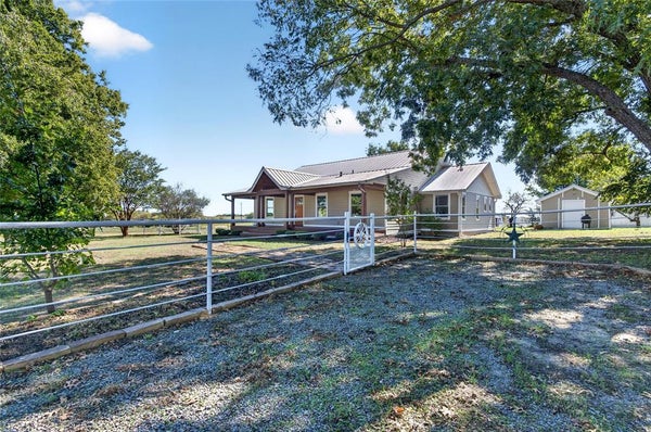 2196 BLEDSOE RD, GUNTER, TX 75058 - Image e0acc0cd4fe6c977b7efc4ac79d2cd52/4285701028