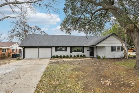 Photo of 4350 Wedgmont Circle S, Fort Worth, TX 76133 (MLS # 21198074)