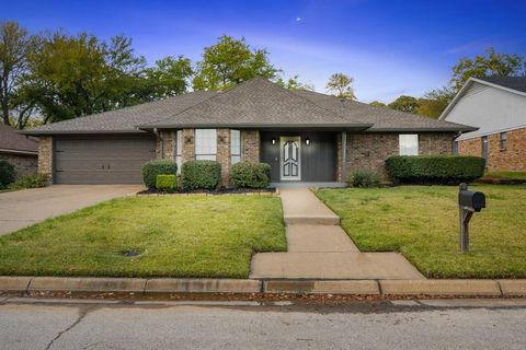 Photo of 2017 Iron Horse Court, Arlington, TX 76017 (MLS # 21243845)