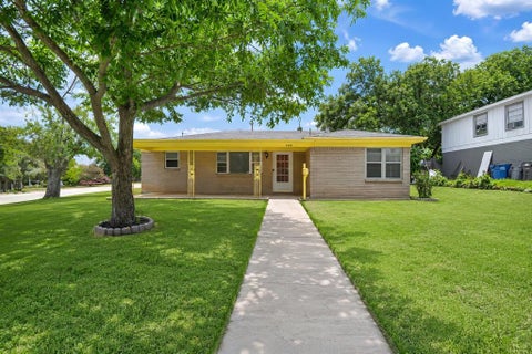 Photo of 4028 Shawnee Trail, Lake Worth, TX 76135 (MLS # 21307778)