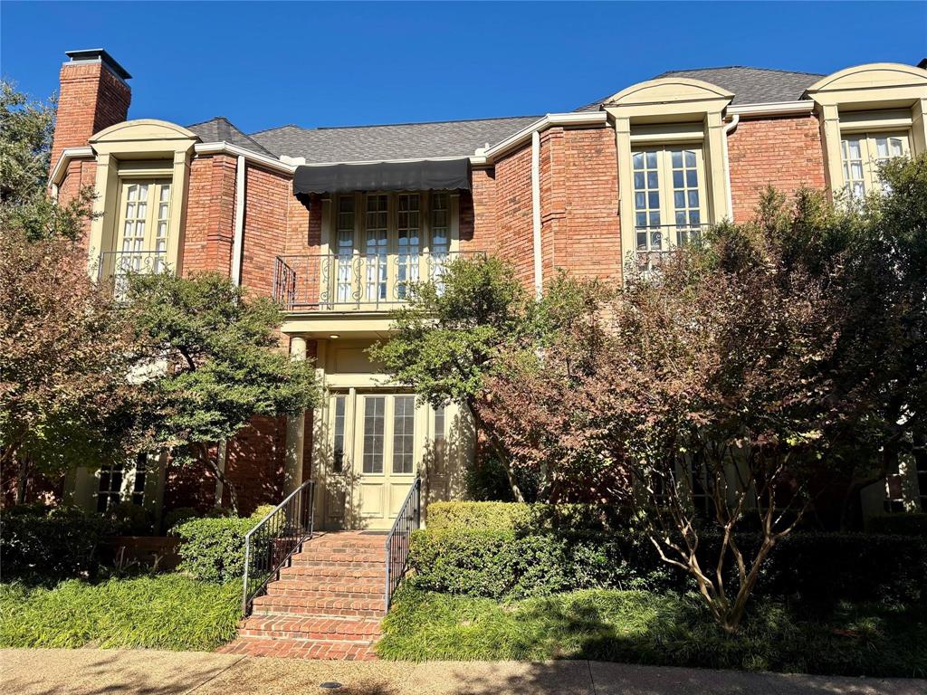 4 Hallshire Court