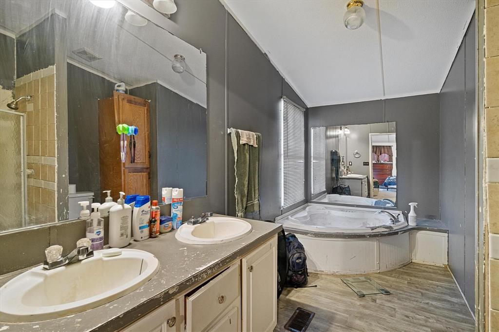 Wills Point, Texas 75169, United States, 3 Bedrooms Bedrooms, ,2 BathroomsBathrooms,Residential,Active,215168