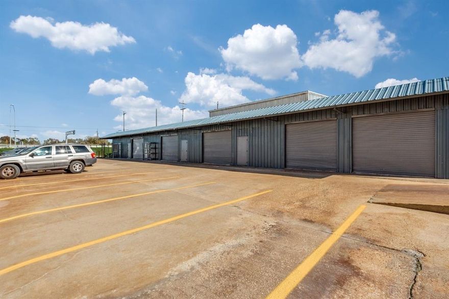 WAREHOUSE & FLEXSPACE for Lease near Downtown Dallas. Se Renta BODEGA cercas de el Centro de Dallas. These units are available for a variety of industrial, storage, and some retail uses. The units are conveniently sandwiched between, I20, 635, and U.S. 175. The units are 15 minutes to Downtown Dallas, 10 minutes to Mesquite, Seagoville, and Balch Springs, and 30 minutes to DFW International Airport. Hablo Español. Tenant and or Tenants Broker to verify all specifications, including, but not limited to, schools, measurements, livable area, zoning. Listing Broker will not be held responsible for any inaccuracies. Information deemed reliable, but not guaranteed.