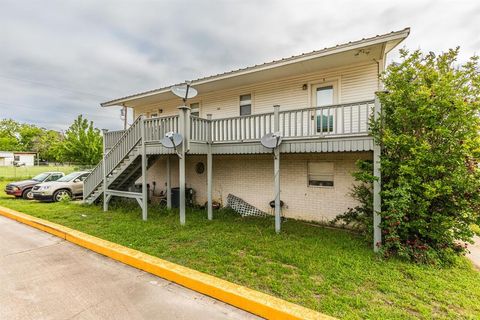 Photo of 520 Liveoak Street, Meridian, TX 76634 (MLS # 21165374)