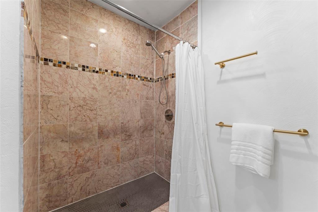 Old Vickery Square Twnhms Condos - Residential