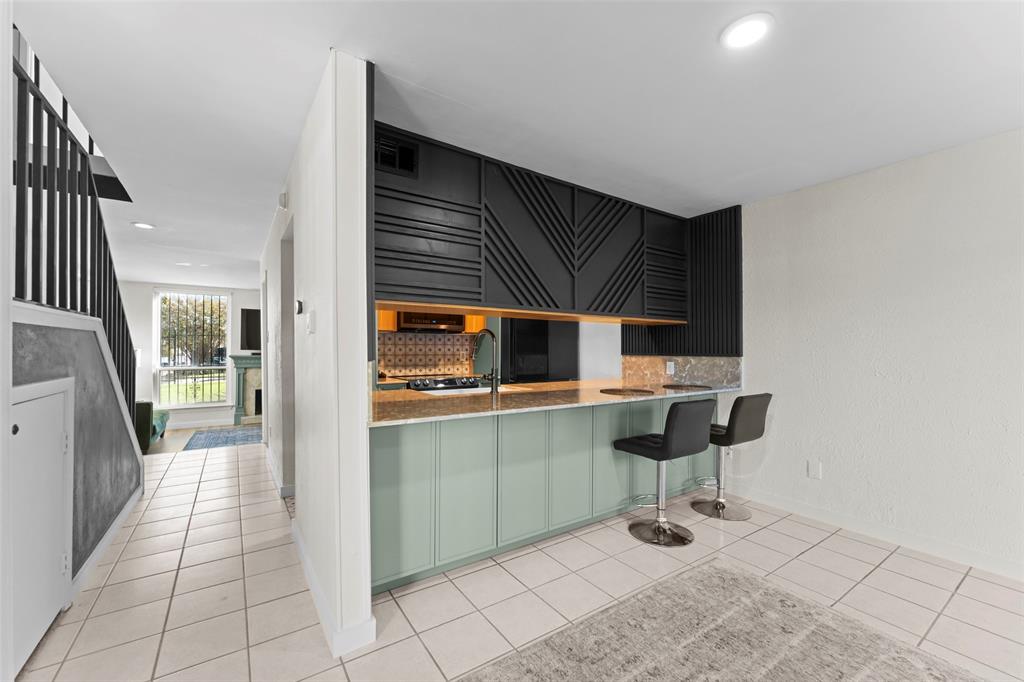 Old Vickery Square Twnhms Condos - Residential