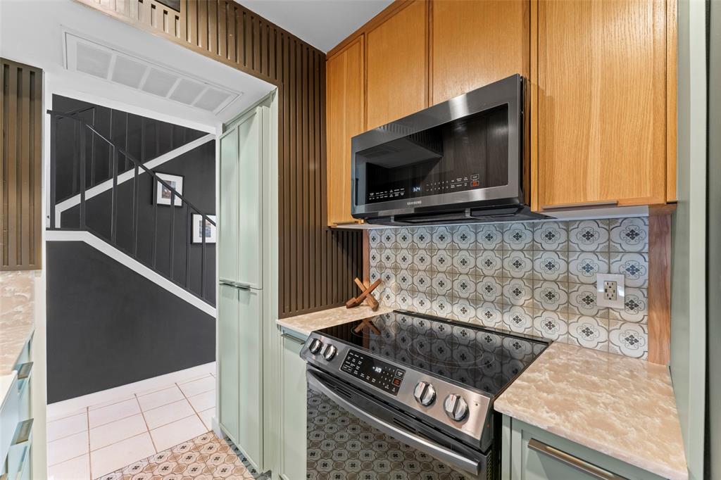 Old Vickery Square Twnhms Condos - Residential