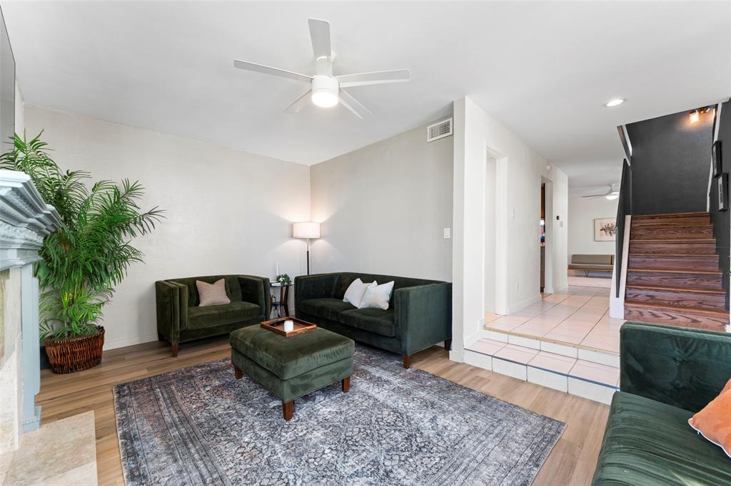 Old Vickery Square Twnhms Condos - Residential