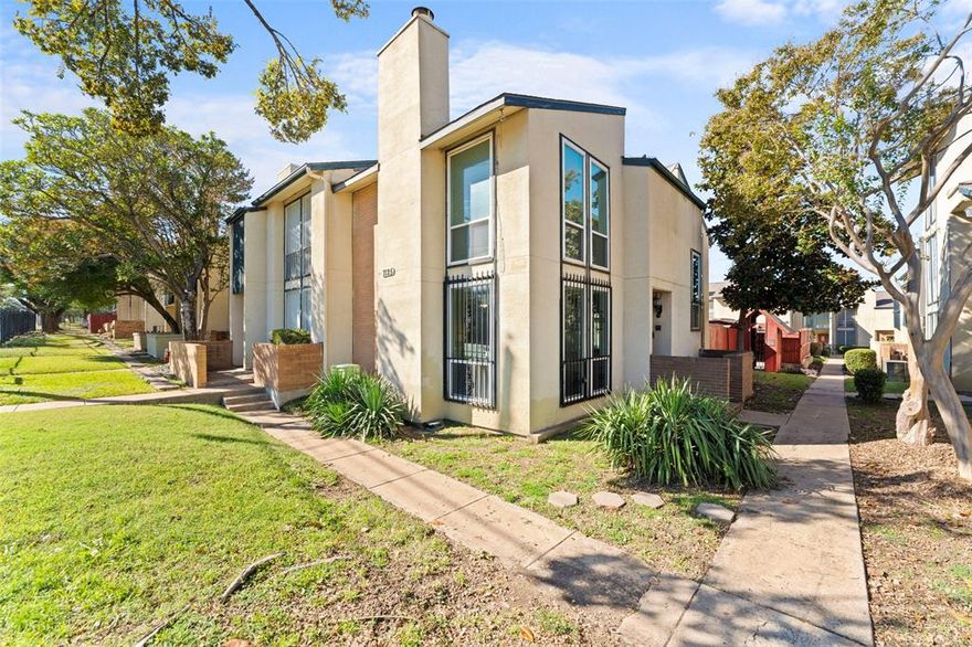 Beautiful corner-unit condo located in the desirable Old Vickery Square community, right in the heart of Dallas. Enjoy unbeatable proximity to Greenville Avenue, NorthPark Center, top-tier dining, vibrant nightlife, Presbyterian Hospital, and SMU.
The spacious living area features a cozy wood-burning fireplace, while the kitchen offer. quartzite countertops, a range, and an undermount sink and beautiful custom cabinetry. A second downstairs area functions perfectly as a large dining room or additional living space. Tile flooring flows throughout the first level, which also includes a convenient half bath.
Upstairs, you’ll find two generously sized bedrooms—each with its own private bath, walk-in closet, and attractive wood-style flooring. The private back patio is ideal for relaxing or hosting cookouts.
Two assigned covered parking spaces are included!