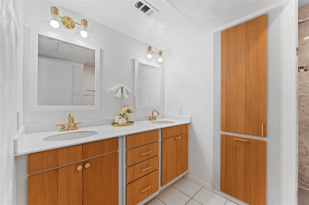 Old Vickery Square Twnhms Condos - Residential