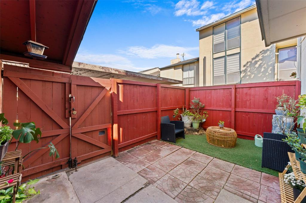 Old Vickery Square Twnhms Condos - Residential