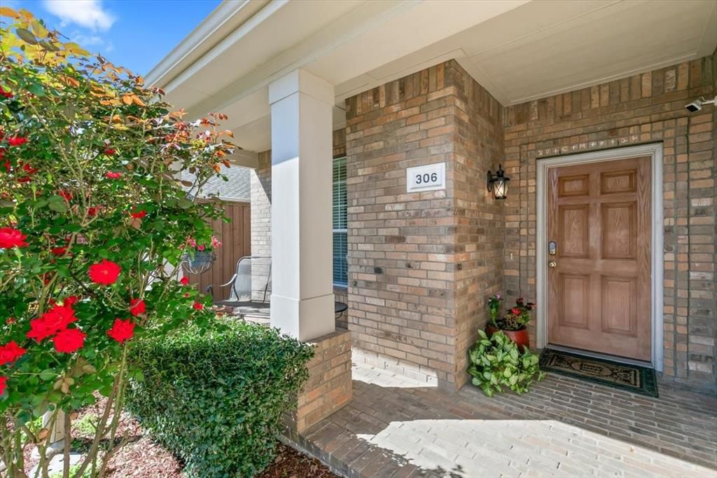 Photo of 306 Salsbury Drive, Euless, TX 76040 (MLS # 21208454)