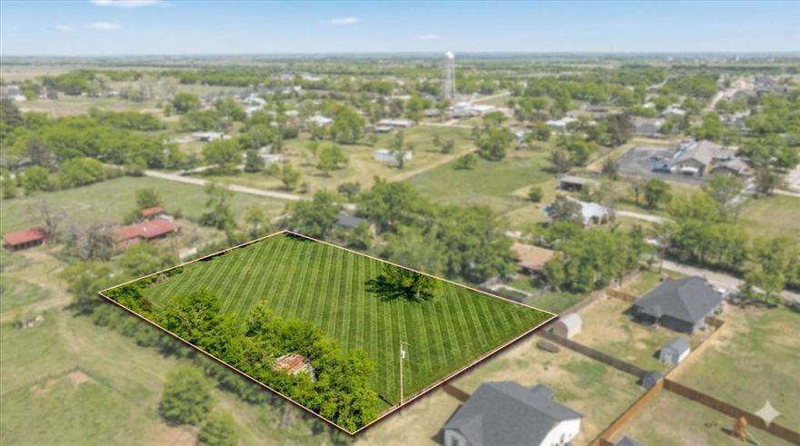 Unique land! Back side land facing cattle land! Potentially split the land with the city and build homes and or your home! Tolar ISD, an amazing school and even better neighbors!