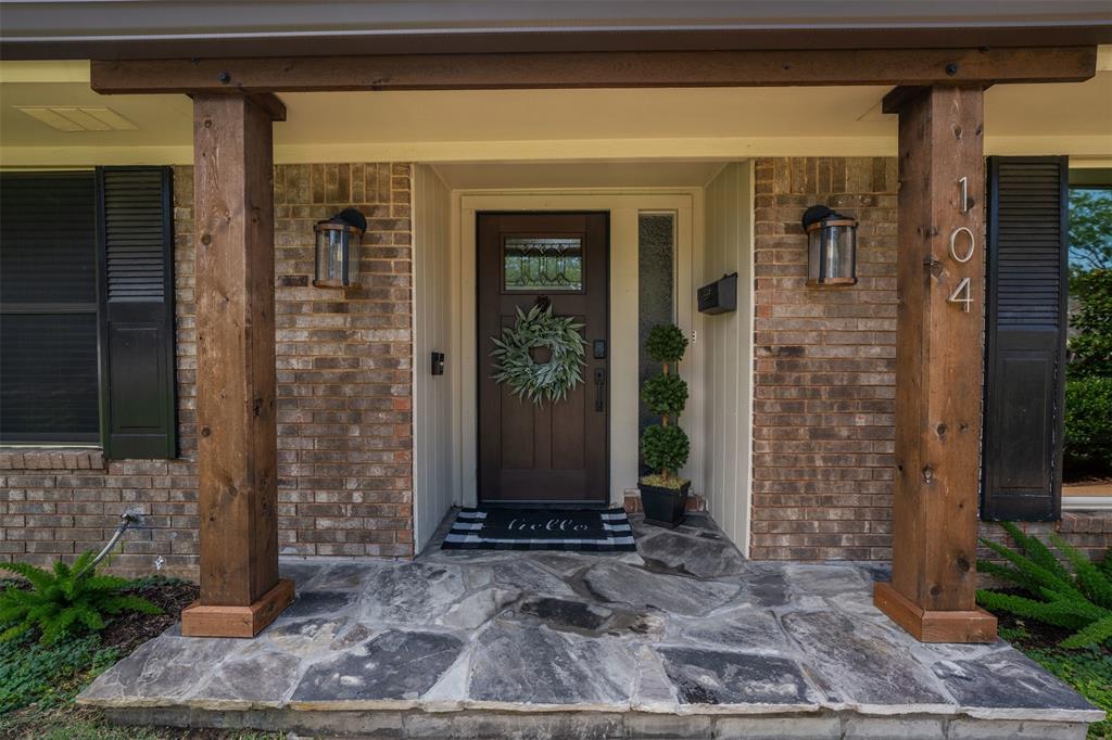 104 W Lilly Lane