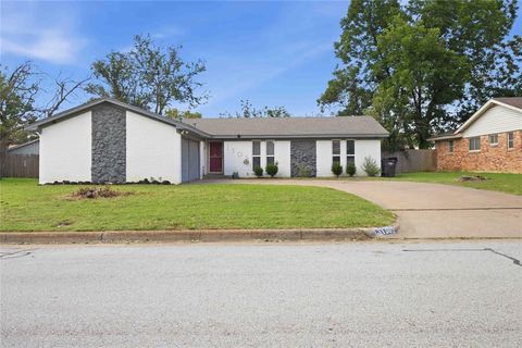 Photo of 1305 Pinehurst Drive, Fort Worth, TX 76134 (MLS # 21298905)