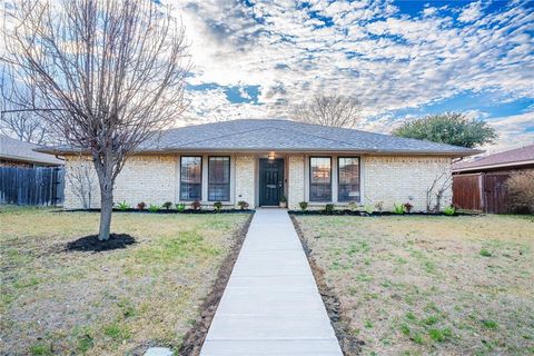 Photo of 1924 Sierra Drive, Lewisville, TX 75077 (MLS # 21179138)