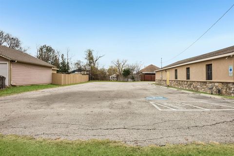 1734 Nomas Street Dallas TX 75212