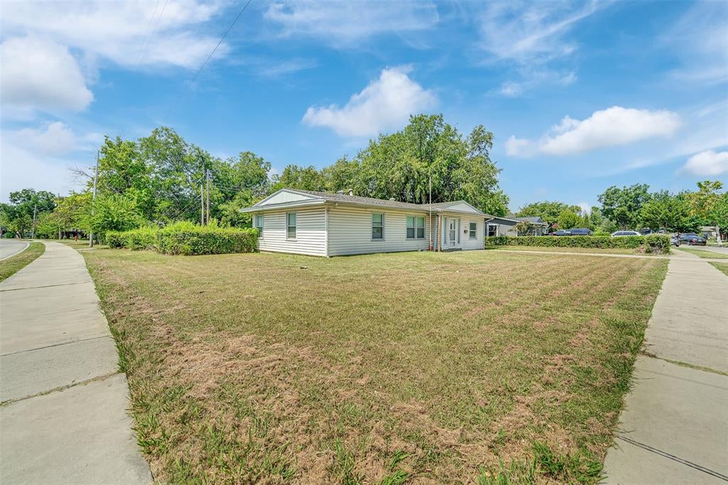 Photo of 2682 Wasina Drive, Farmers Branch, TX 75234 (MLS # 21350422)