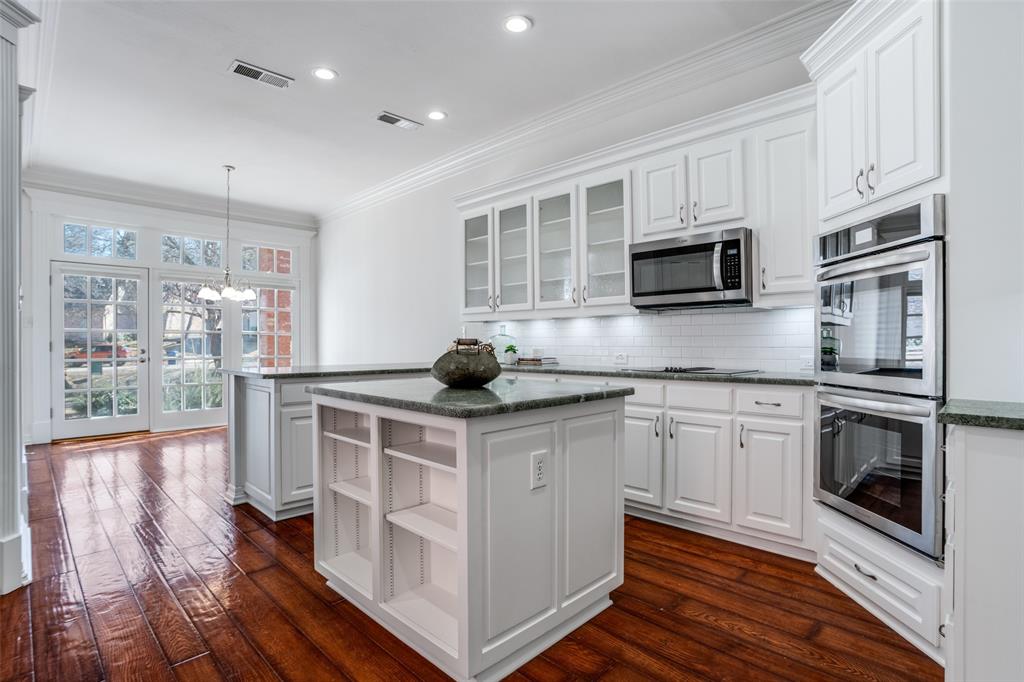 1810 Lakeshore Court