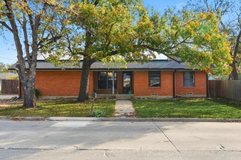 Photo of 612 N 10th Street, Sanger, TX 76266 (MLS # 21283293)