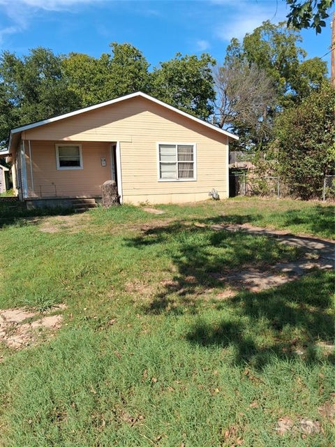 Photo of 319 W Moore Street, Sherman, TX 75090 (MLS # 21408533)