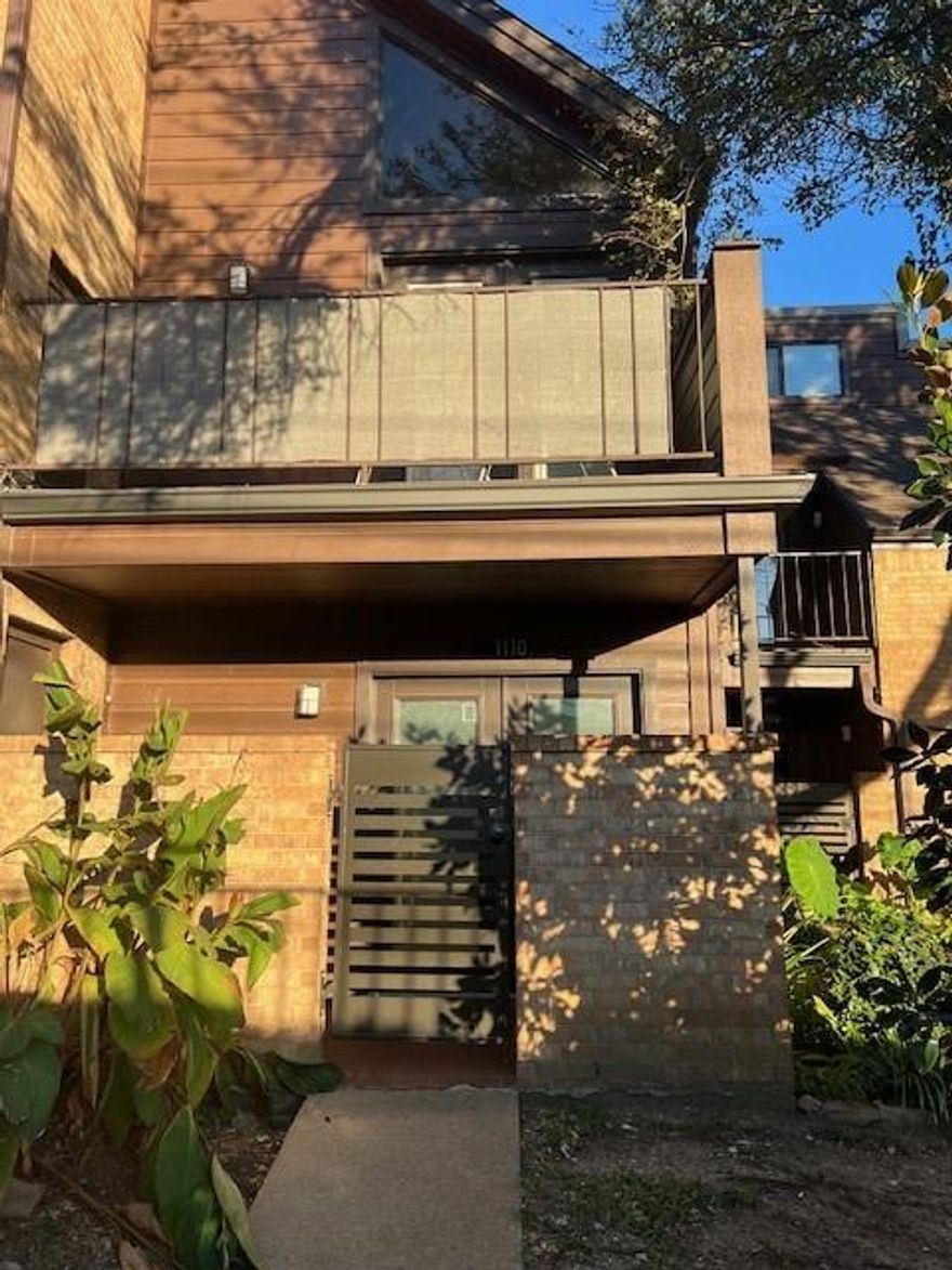 Location, Location, Location! 

Discover this beautifully residence located in the desirable Arlington community. Oak Creek Condominiums Featuring 2 bedrooms and 1 bathrooms, this home offers a perfect blend of comfort and style. The open floor plan includes a kitchen with refrigerator, washer and dryer, built in microwave, a welcoming living area, and plenty of natural light.

Enjoy outdoor living in the stunning backyard with, pool, sauna, gym jacuzzi, beautiful landscaping. The master suite includes a walk-in closet and an Additional highlights include gated community. on first floor.

Conveniently situated near schools, shopping, parks, and major highways, this home is perfect for anyone looking to enjoy the Arlington lifestyle. Don't miss the opportunity to make this charming property your new home.
Near Arlington entertainment district, Texas Live, Cowboy & Ranger Stadium, Six Flags, Hurricane Harbor variety of restaurants and shopping stores. Access to major highways.