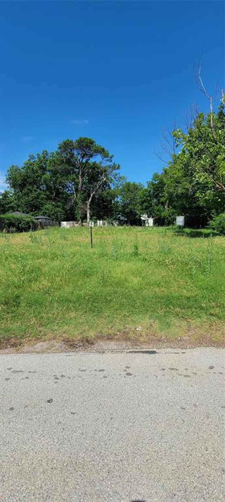 Rare opportunity to own a piece of undeveloped land in Arlington, TX. Great Location minutes away from Cowboy stadium, Texas Ranger Stadium, Six Flag, Texas Live,  Downtown Arlington, and much more. There are many other conveniences nearby, shopping, restaurants, entertainment, major highways, medical facilities and much more. Motivated sellers
Zoned GC, GENERAL COMMERCIAL