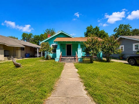Photo of 707 W Brooklyn Avenue, Dallas, TX 75208 (MLS # 21361854)
