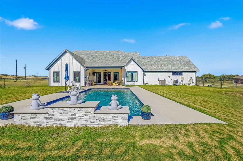 Photo of 350 Rolling Ranch Boulevard, Alvord, TX 76225 (MLS # 21406487)