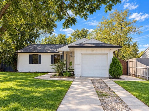 Photo of 516 Overhill Drive, Arlington, TX 76010 (MLS # 21421153)